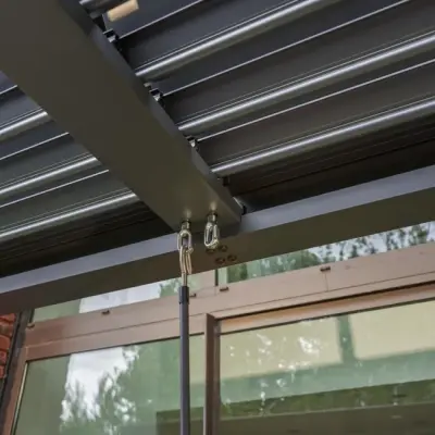 Električna motorizirana bioklimatska pergola Amadora 12 m² s lamelama – Antracit - Detalj 8