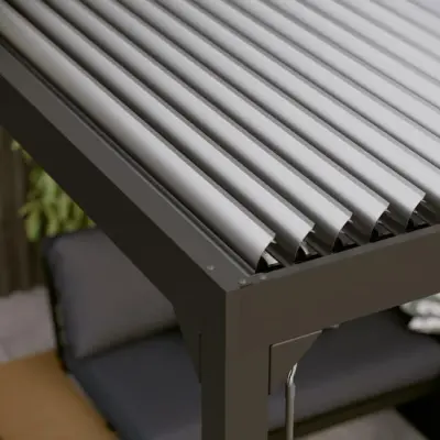 Električna bioklimatska pergola Amadora 12 m² s lamelama i bočnim panelom 2,78 m – Antracit - Detalj 6